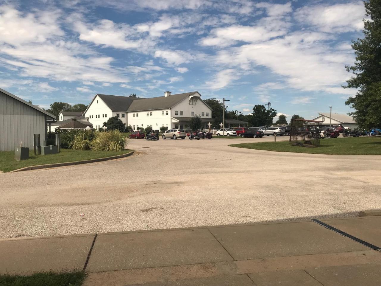 Hotel Amish Village
